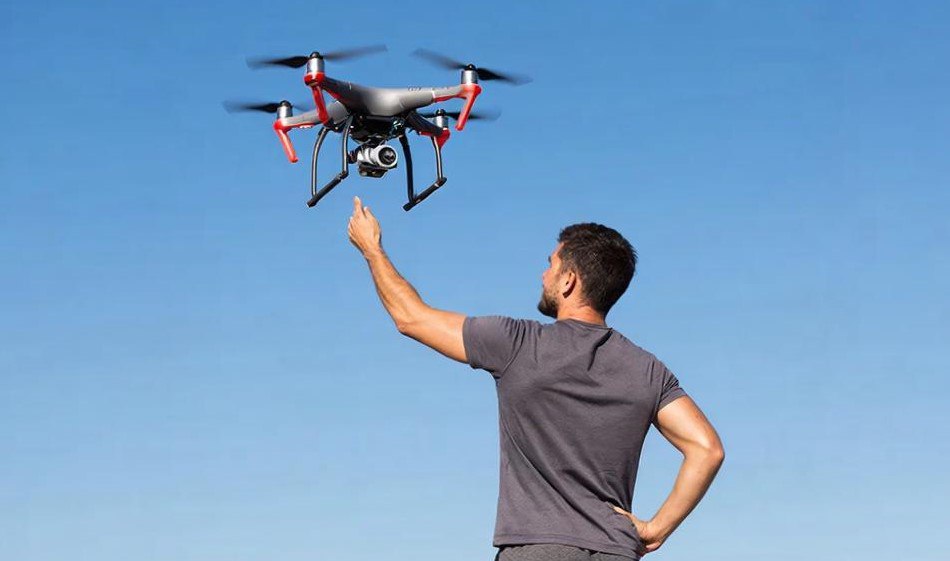 Специалистов по эксплуатации БПЛА будут готовить в Политехническом техникуме в Биробиджане В техникуме планируют открыть новое направление подготовки Эксплуатация беспилотных авиационных систем После прохождения обучения студентам будет присваиваться квалификация Оператор беспилотных летательных аппаратов На закупку оборудования и обновление мастерских в Политехническом техникуме направят около 10 млн рублей Очевидно бурное развитие рынка БПЛА в разных отраслях Проблем с практикой и трудоустройством выпускников не будет партнёры среди индустриальных заказчиков уже найдены отметил заместитель председателя правительства ЕАО Евгений Гузман Сегодня беспилотники активно применяются для мониторинга высотных конструкций и строительных площадок обследования ЛЭП трубопроводов в сельском хозяйстве и для проектных изысканий Подпишись novostiEAO MAX