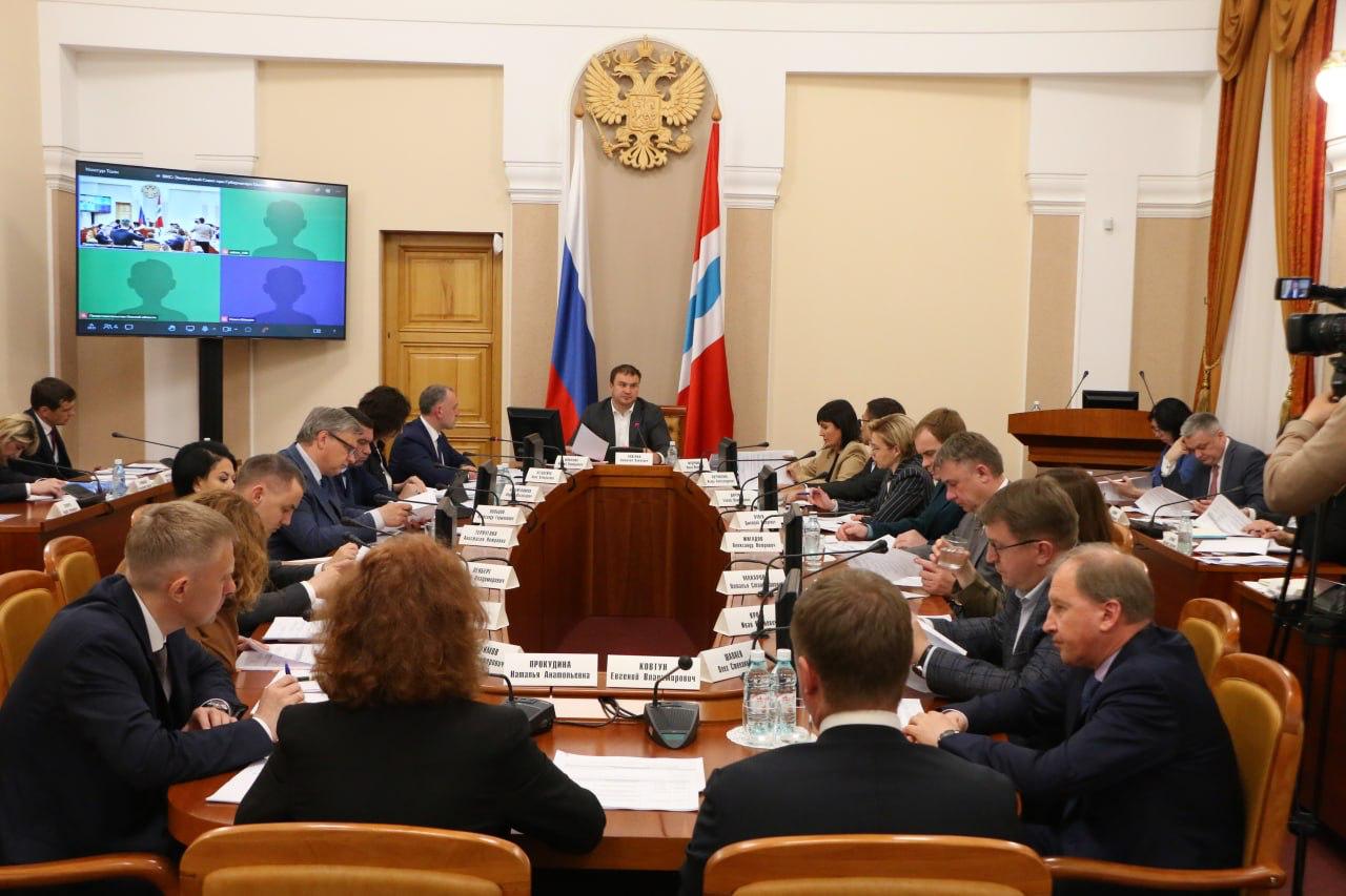 На Экспортном совете при Губернаторе Омской области обсудили важные вопросы развития внешнеэкономической деятельности региона. Андрей Шпиленко, заместитель Председателя Правительства Омской области, рассказал о национальном проекте «Международная кооперация и экспорт». Омская область активно включится в его реализацию. Поставлена задача – максимально использовать федеральные инструменты и содействовать региональным компаниям в привлечении ресурсов. На заседании определены ключевые направления развития внешнеэкономической деятельности региона. Экспортный совет с этого года начал свою работу в обновленном составе. В Совет вошли представители бизнеса, профильных ведомств и экспертного сообщества. Среди них — Владимир Дорохин, первый заместитель Председателя Омского РО Союзмаш России, он принял участие в обсуждении докладов. По мнению участников эта площадка позволит оперативно решать возникающие вопросы и находить новые возможности для развития экспортного потенциала региона.