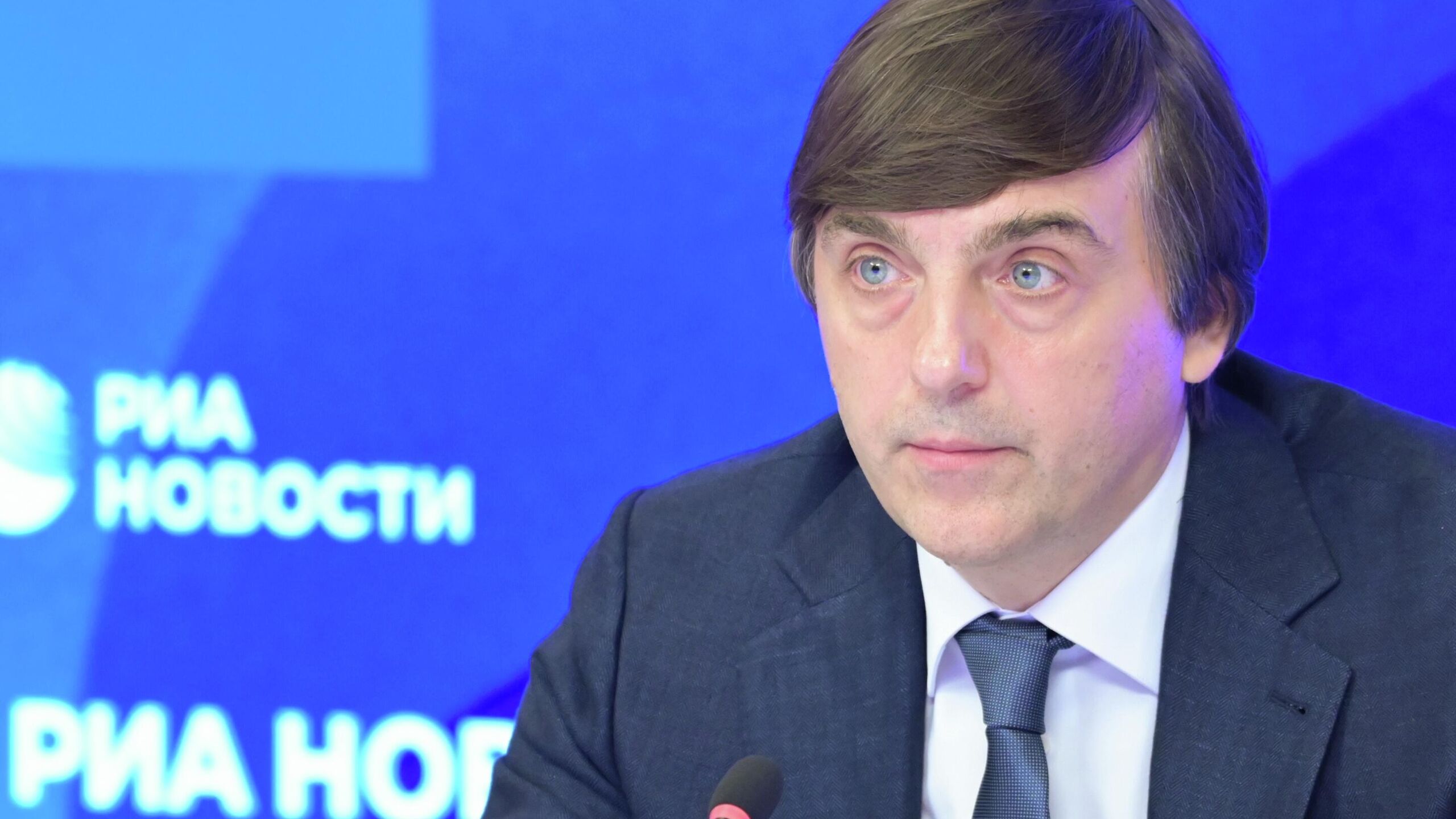 В пресс центре МИА Россия сегодня состоялась пресс конференция посвященная проведению 22 й Международной естественно научной олимпиады юниоров IJSO 2025 Участие в мероприятии принял министр просвещения Российской Федерации Сергей Кравцов