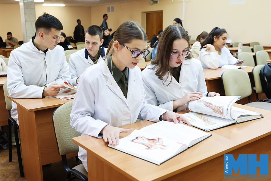 На осенних каникулах десятиклассникам помогут с выбором профессии С 3 по 6 ноября в Минске пройдет проект ПрофОсень Для учащихся аграрных педагогических военно патриотических медицинских и инженерных классов организуют профильную смену в школьных оздоровительных лагерях Ученики смогут посетить профильные предприятия вузы и ссузы Цель смены погружение в профессию Минск Новости MINSKNEWS BY Telegram Viber FB VK Inst TikTok YouTube