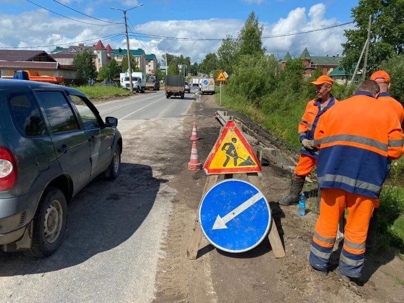 В Сыктывкаре из-за паводка вводят реверсивное движение по мосту через Дырнос. В столице Коми на улице Ручейной из-за паводковой ситуации ввели реверсивное движение по мосту через реку Дырнос. Для предотвращения разрушения дороги уже произведена отсыпка промывов асфальтовой крошкой и выставлены предупреждающие знаки. Организован круглосуточный пост наблюдения. Для пешеходов, в связи с подтоплением пешеходного мостика, движение будет организовано по проезжей части с установкой ограждений. В связи с ограничениями возможны задержки в движении автобусов и пробки. Сыктывкарцам рекомендуется выбирать альтернативные пути объезда.