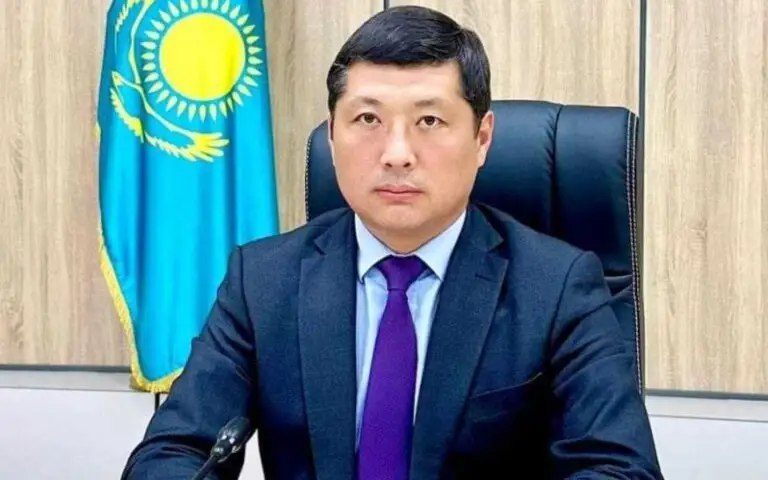 Антикор при КНБ взялся за Туркестанскую область Там расследуют дела в отношении руководства ряда ведомств Служба по противодействию коррупции подозревает руководителя управления общественного развития в хищении 191 млн тенге Вероятно речь идет о Ерлане Кузембаеве на фото Эту позицию он занял в 2023 году Похищенные деньги изначально выделялись на зарплаты сотрудникам Провернул он схему в сговоре с подчиненными Еще расследуют дело в отношении руководителя управления ветеринарной службы Глава ведомства якобы дал 16 млн тенге в качестве взятки членам комиссии чтобы те вынесли положительное заключение по итогам проверки финансово хозяйственной деятельности Кстати управление ветслужбы уже второй год всплывает в новостной повестке с негативным шлейфом В прошлом году руководителя этого ведомства Бахытжана Бегмана приговорили к 3 5 годам ограничения свободы за злоупотребление своими полномочиями Оба руководителя названных управлений сейчас под стражей