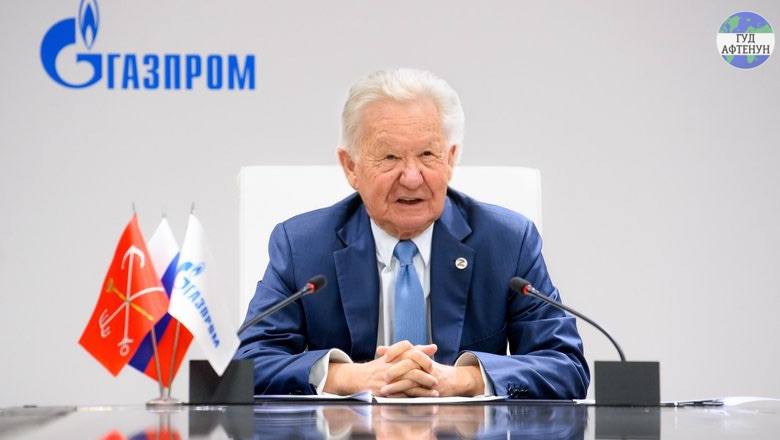 Евросоюз планирует полностью отказаться от российского газа, включая СПГ, к концу 2027 года Как отмечает Bloomberg, основной проблемой для ЕС стал рост поставок российского сжиженного газа, который компенсировал сокращение трубопроводных поставок «Газпрома». В июне комиссия предложит запретить новые сделки и спотовые контракты — они должны быть прекращены не позднее конца 2025 года. Долгосрочные соглашения, покрывающие большую часть импорта, планируют отменить к 2027 году, если ЕС обеспечит альтернативные поставки из США, Катара и Африки. Гуд Афтенун Новости