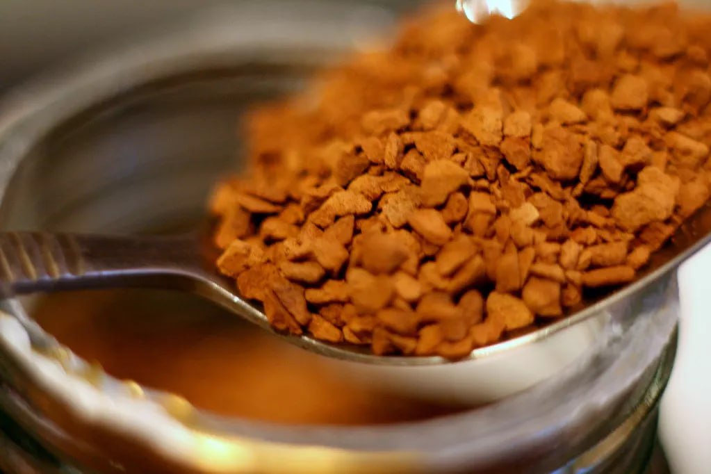 Росстандарт обновил ГОСТ на продаваемый в стране растворимый кофе выяснило РИА Новости изучив содержание документа С ноября текущего года вступят в силу новые требования  в порошкообразном кофе теперь допускается наличие неплотно слежавшихся комочков  гранулированный кофе при наличии спекшихся частей может растворяться в горячей воде за 2 5 минуты а не за 30 секунд  теперь нет четкого перечня ингредиентов для изготовления кофейного сырья это могут быть различные пищевые компоненты Подписаться на РИА Новости экономика Все наши каналы