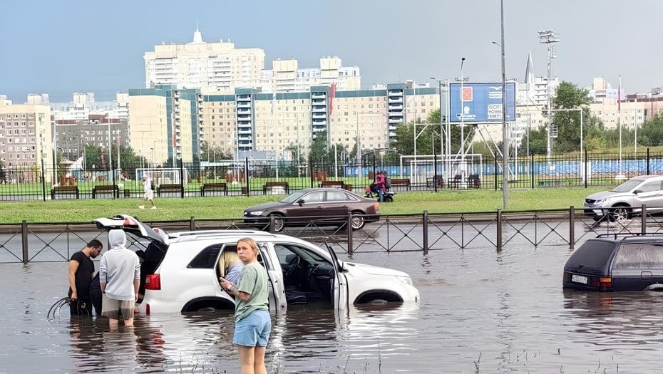 Тоннель под ливнёвку начали пробивать в Петербурге для устранения "царь-лужи"  На Парашютной улице в Петербурге, которую ежегодно затапливает во время сильных дождей, началась масштабная реконструкция ливневой канализации.  Работы по реконструкции ливнёвки, которая поможет забыть о "царь-луже" на Парашютной улице, пройдут в два этапа. На первом специалисты построят канализационные сети и микротоннель от Репищевой улицы до улицы Маршала Новикова, а на втором — канализационные сети и микротоннель от улицы Маршала Новикова до перекрёстка Долгоозёрной улицы и проспекта Королёва.  Автор фото: "Форпост Северо-Запад"