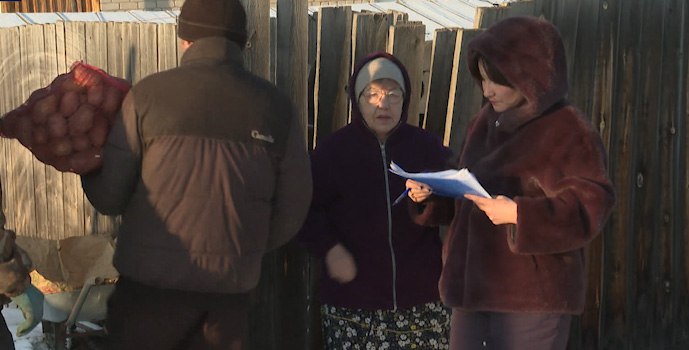 Пострадавшие от паводков забайкальцы получают продовольственную помощь Предновогодние подарки в виде мешков с картофелем получают на этой неделе пострадавшие от летних паводков жители Карымского Кыринского и Читинского округов По поручению губернатора Александра Осипова из краевого бюджета выделены 900 тысяч рублей для оказания продовольственной помощи тем чей урожай погиб от водной стихии В селе Шишкино вместе с представителями регионального министерства сельского хозяйства побывала Светлана Верхотурова