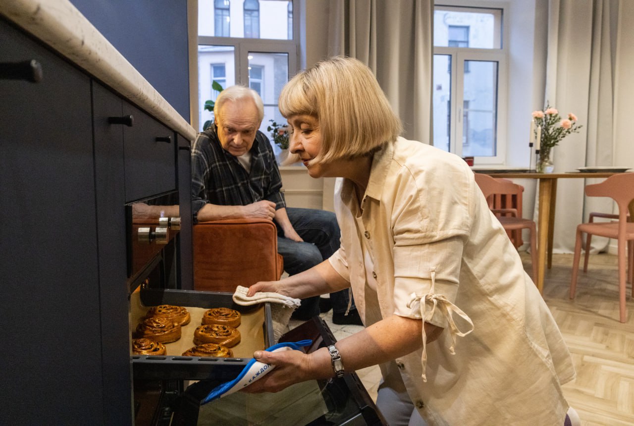 Бабушка рядышком с дедушкой Согласитесь это счастье Что сравнится с ароматом бабушкиных блинчиков сутра или с азартной рыбалкой вместе с дедом А сегодня как раз день бабушек и дедушек И кроме всяких милых картинок в мессенджере предлагаем выразить любовь и благодарность вот таким способом Знаете как щепетильны наши старики в оплате счетов Избавьте их от хождения в пункты приема платежей и стояния в очередях Просто используйте суперспособности нашего Личного кабинета   мойгаз смородина онлайн auth sign in Можете научить А проще подключите к своему счету в мобильном приложении и лицевой счет родных Для вас секундное дело а дедушке с бабушкой большая помощь Подключили Молоды Теперь удобно выгодно и быстро вы сможете передать показания сверить расчеты и оплатить квитанции проявляя внимание к своим бабушкам и дедушкам Ваша помощь будет очень ценна для них