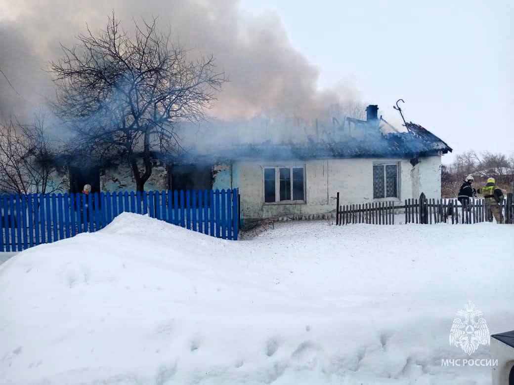 На пожаре в Омской области погиб ребенок   В поселке Камышловском загорелось жилье в 2-квартирном доме, частично обрушилась кровля. При тушении сотрудники МЧС России обнаружили тело 6-летнего мальчика. Со слов его бабушки, она чистила двор от снега, когда в окно постучал внук с криком о помощи. К сожалению, она уже не смогла помочь: все было в дыму и охвачено огнем. Бабушка госпитализирована.   Открытое горение ликвидировано на 128 квадратах. На месте работают 12 сотрудников и 4 единицы техники МЧС России.