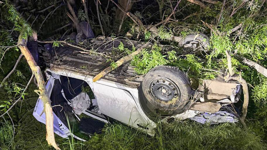 Водитель погиб в ДТП на трассе Р-280 в Геническом округе Мужчина за рулем автомобиля «Фольксваген Поло» погиб в аварии на трассе Симферополь — Ростов в районе поселка Рыково. «В результате ДТП водитель от полученных травм скончался на месте происшествия до приезда скорой медицинской помощи», — сообщили в ГУ МВД России по Херсонской области. По предварительным данным, 52-летний водитель не справился с управлением, съехал с дороги и перевернулся. От полученных травм мужчина скончался до приезда скорой. Полицейские устанавливают обстоятельство ДТП. Фото: Официальный Телеграм-канал ГУ МВД России по Херсонской области , VK и ОК и читайте новости на нашем сайте