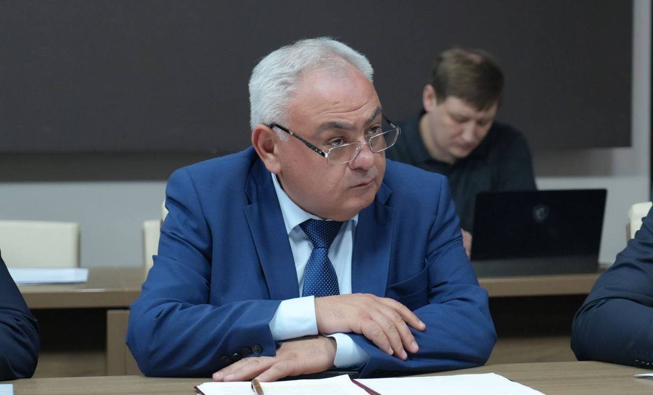 Алан Кусраев освобождён от должности министра сельского хозяйства Северной Осетии по собственному желанию Временное исполнение обязанностей руководителя ведомства возложено на первого замминистра сельского хозяйства республики Соответствующий указ подписал глава Северной Осетии Сергей Меняйло Подписывайтесь на Abon