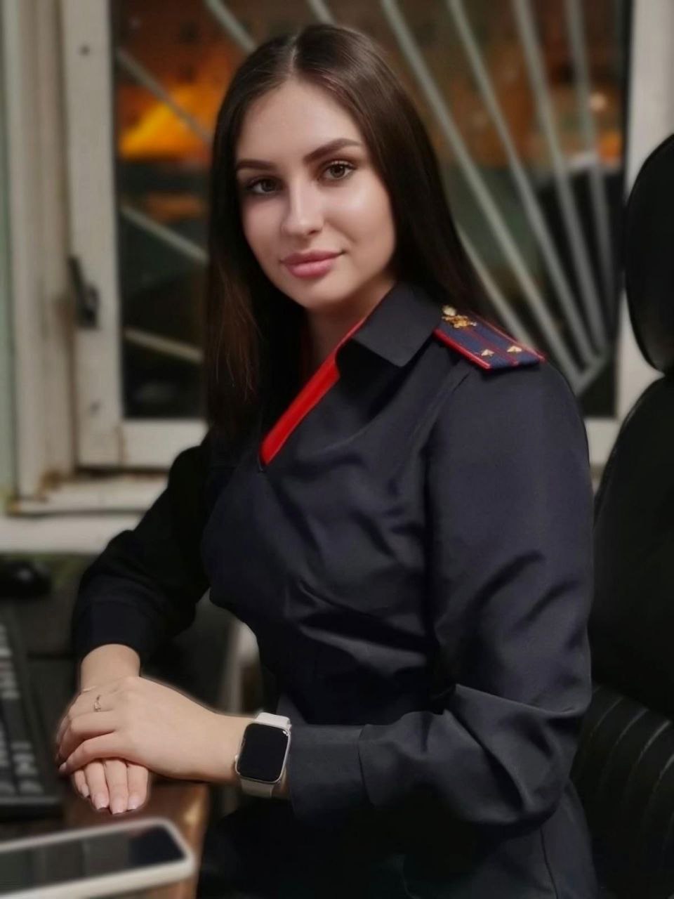 Жительница п г т Излучинск выразила благодарность сотруднице полиции Нижневартовского района В адрес начальника МО МВД России Нижневартовский полковника полиции Юрия Карканова поступило благодарственное письмо от жительницы п г т Излучинск Женщина выразила признательность инспектору по делам несовершеннолетних лейтенанту полиции Анастасии Клоповой за профессионализм и оперативность Хочу выразить благодарность лейтенанту полиции Клоповой Анастасии Алексеевне инспектору ПДН ОУУПиПДН МО МВД России Нижневартовский за проявленный профессионализм и оперативность в установлении лиц причастных к причинению значительного ущерба имуществу говорится в письме Руководство МО МВД России Нижневартовский высоко оценивает мнение граждан о работе сотрудников органов внутренних дел и выражает благодарность за положительную оценку деятельности личного состава