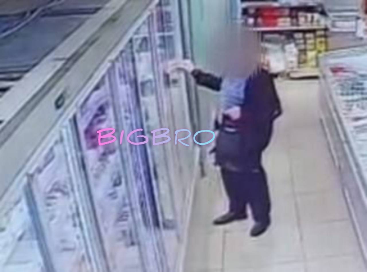 Кассир магазина в Хабаровске отобрала у грабителя рюкзак с его паспортом В Хабаровске полицейские задержали неудачливого грабителя магазина, у которого во время преступления что-то пошло не так. В супермаркет в Кировском районе «покупатель» пришел в вечернее время. Он сложил в рюкзак упаковки копченой рыбы, две палки колбасы и две бутылки виски и отправился не к кассе, а к выходу. Заметив это, кассир побежала за ним и схватила за рюкзак. Сначала мужчина сопротивлялся, но потом бросил награбленное и убежал. Директор магазина обратился в полицию. В рюкзаке во время осмотра участковые обнаружили не только продукты общей стоимостью около 3 тысяч рублей, но и паспорт. Подозреваемого задержали у него дома. Он объяснил, что хотел продолжать «банкет» с приятелями, но алкоголь закончился – вот он и решил его раздобыть. Ранее задержанный был судим, отбывал сроки в колониях, до попытки ограбить магазин подрабатывал разнорабочим. Как сообщили в пресс-службе УМВД по Хабаровскому краю, возбуждено уголовное дело о покушении на грабеж ч.3 ст.30, ч.1 ст.161 УК РФ . Подозреваемый находится под подпиской о невыезде.