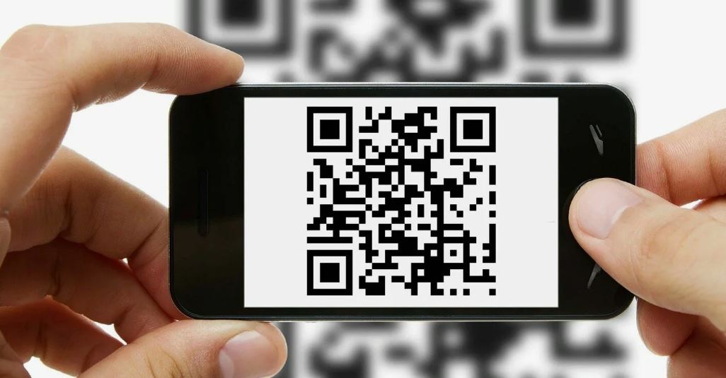 Эксперты предупредили об опасности QR-кодов С помощью QR-кодов мошенники могут снимать наличные с банкоматов, а также подменивать их в магазинах, рекламных объявлениях и ресторанах, сообщили эксперты. Мошенники звонят клиентам банков и «предупреждают» о том, что на них был оформлен кредит. Чтобы остановить процедуру снятия суммы, клиенту якобы необходимо перейти в приложение банка, сформировать QR-код и отправить звонящему скриншот. Граждане отправляют QR-код мошенникам, те снимают деньги с их карты в банкомате. Также мошенники подменяют статические QR-коды в магазинах, когда такие коды не формируются заново при каждой операции, а наклеены на кассе. Могут подкидывать в ресторанах, в виде чека на оплату чаевых, а также расклеивать как рекламные объявления.