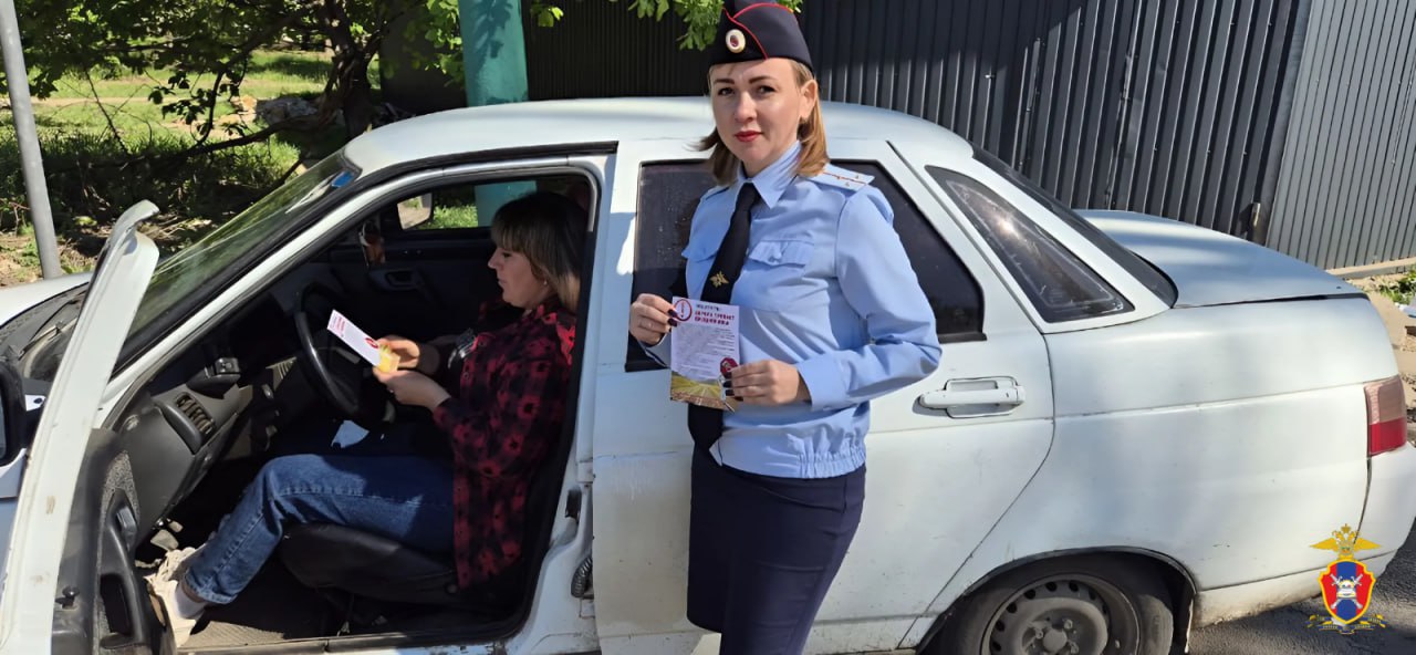Госавтоинспекторы провели профилактическую акцию "Безопасный перекресток" в Чаплинском округе Сотрудники Госавтоинспекции провели с участниками дорожного движения беседы, а также раздали им памятки, содержащие требования правил дорожного движения. "Госавтоинспекция обращает внимание водителей на необходимость соблюдения правил дорожного движения при выполнении поворотов, исключая выезд на полосу встречного движения, а также напоминает о снижении скорости перед пешеходными переходами", — говорится в сообщении. ПОДПИСАТЬСЯ НА ТАВРИЮ