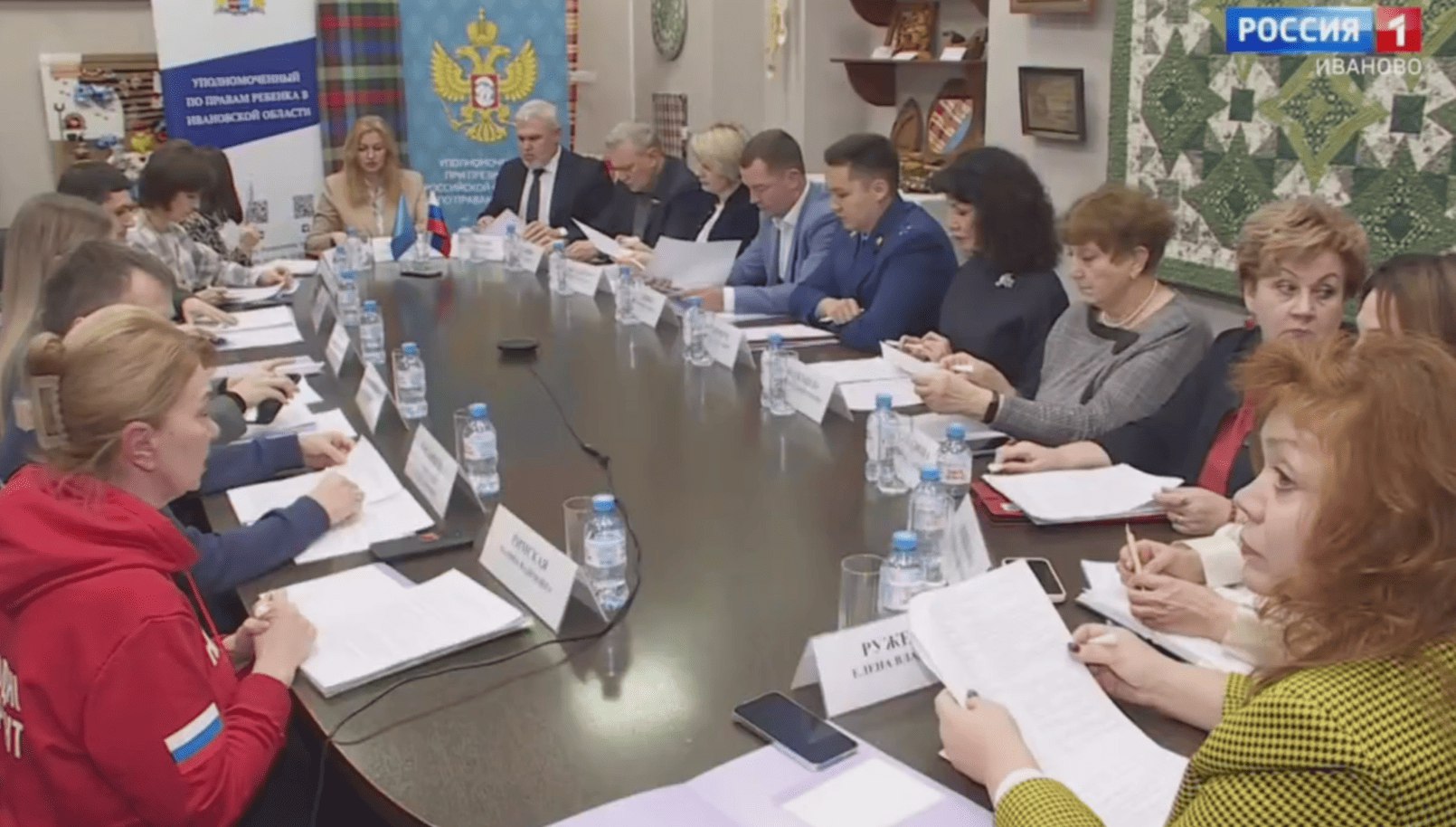 В Ивановской области действуют более 20 региональных мер поддержки участников СВО и их семей Первоочередной приём в детские сады и школы сертификат на обучение в вузе льготы по транспортному налогу бесплатные земельные участки В регионе действует целый пакет мер поддержки семей участников СВО Но что нужно сделать чтобы усилить их эффективность Особенно если это касается помощи детям погибших воинов Чиновники сотрудники прокуратуры и представители общественных организаций обсудили эти вопросы за круглым столом Организатором мероприятия выступил уполномоченный по правам ребёнка в Ивановской области Подробности у Сергея Веселова Сайт ivteleradio ru Бот обратной связи в ТГ ivteleradio feedback bot