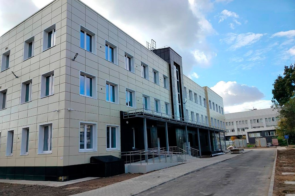В Череповце закончилось строительство общежития для училища искусств По словам замгубернатора Антона Стрижова заселение студентов запланировано с 1 октября Пока они живут в хостеле на Ломоносова Работы полностью завершены Сейчас объект проходит процедуру приемки На каждом этаже будущего общежития будут кухни и санузлы директор училища Светлана Боброва даже показывала какие именно Завершена внутренняя отделка помещений на территории заасфальтированы дорожки и установлено освещение убран строительный мусор и ограждения Территорией вокруг самого училища займутся в следующем году после чего вся территория вместе с общежитием будет представлять собой студенческий городок заявила Светлана Боброва Летом в общежитии будет функционировать детский лагерь где будут подготавливать ребят и проводить профориентацию   Городче в MAX