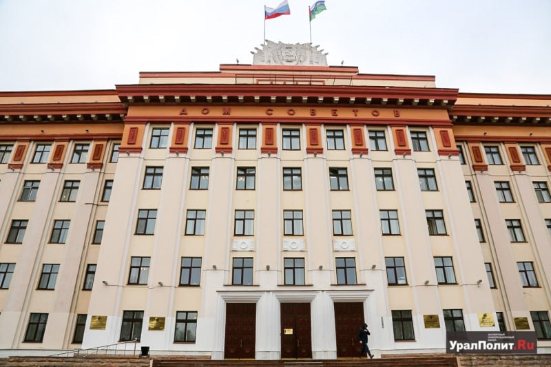 Губернатор Тюменской области будет сам предлагать кандидатов на пост мэра В Тюменской области изменили правила выбора глав городов и районов Теперь кандидатов на пост мэра будет представлять губернатор а итоговое решение примет местная дума Раньше для этого проводили специальный конкурс Поправки приняли на заседании областной думы чтобы укрепить связь между местным самоуправлением и государственной властью Глава избирается представительным органом муниципального образования из числа кандидатов представленных губернатором Тюменской области Предложение губернатору Тюменской области вправе вносить субъекты выдвижения пояснила суть документа депутат Ирина Соколова Кроме того в регионе меняется сама система управления больше не будет привычного деления на сельские и городские поселения Еще одно важное новшество касается расположения местных администраций Теперь их должны открывать в таких местах чтобы любой житель мог добраться туда и вернуться обратно в течение рабочего дня Это поможет чиновникам работать оперативнее и быть доступнее для людей Уралити Мы в MAX