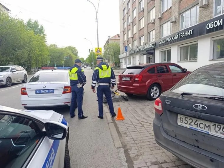 В Екатеринбурге самокатчик влетел в припаркованную машину и умер. Трагедия произошла на Первомайской сегодня рано утром. По предварительной информации, 36-летний мужчина не справился с управлением и врезался в припаркованный Dodge Caliber. Пострадавший скончался до приезда медиков. Подписаться Новости Екатеринбурга