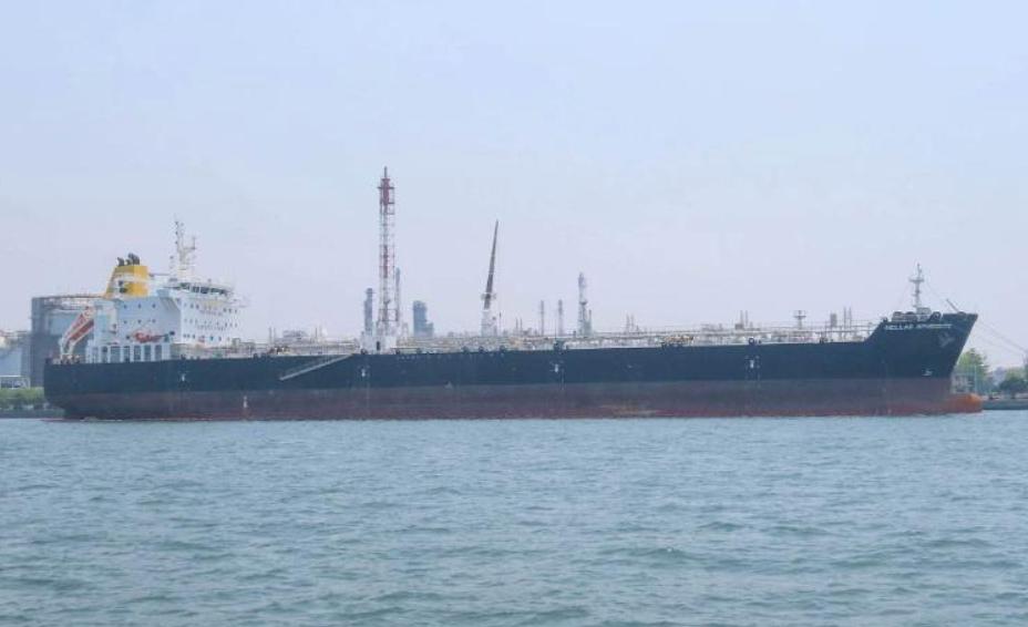 Танкер Hellas Aphrodite захвачен недалеко от Сомали Latsco Marine Management подтвердило инцидент с танкером Hellas Aphrodite ИМО 9722766 сообщив что он произошел примерно в 11 48 по местному времени UTC 4 6 ноября 2025 года когда судно перевозившее груз бензина следовало из Сикки Индия в Дурбан Южная Африка примерно в 550 морских милях от побережья Сомали Компания задействовала свою группу реагирования на чрезвычайные ситуации и взаимодействует с соответствующими органами власти для обеспечения постоянной безопасности и благополучия экипажа Дополнительную информацию предоставлять не стали по соображениям безопасности