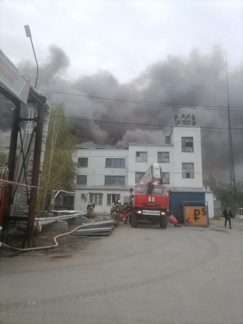 В Каменске-Уральском крупный пожар — горит крыша цеха по производству металлического порошка. Площадь пожара 1250 кв.м. Пострадавших нет. Если вы стали очевидцем, присылайте фото и видео в комментарии. ⏹