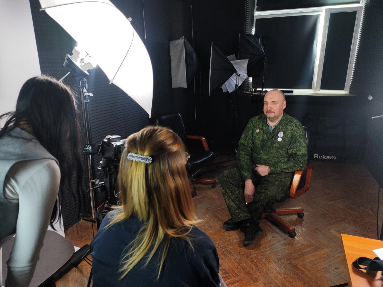 98 участников СВО рекомендованы к зачислению на региональную программу «Пера. Путь героя» Цель программы — подготовка высококвалифицированных, компетентных руководителей из числа участников СВО для последующей работы в органах государственной и муниципальной власти Коми, а также госкомпаниях. Всего поступила 271 заявка. Участники прошли анкетирование, тестирование и собеседование, а также написали эссе. Для участия в программе требовалось наличие высшего образования. В итоге осталось почти 100 человек, которые и будут учиться в рамках региональной программы. Ожидается, что обучение начнётся с июня 2025 года и продлится до июня 2026 года. Это будут стратегические сессии, выездные мероприятия, тренинги и проектная деятельность. Напомним, программа разработана по инициативе врио Главы Коми Ростислава Гольдштейна. «Пера. Путь героя» — аналог федеральной кадровой программы «Время Героев», которая реализуется по поручению Президента России Владимира Путина.