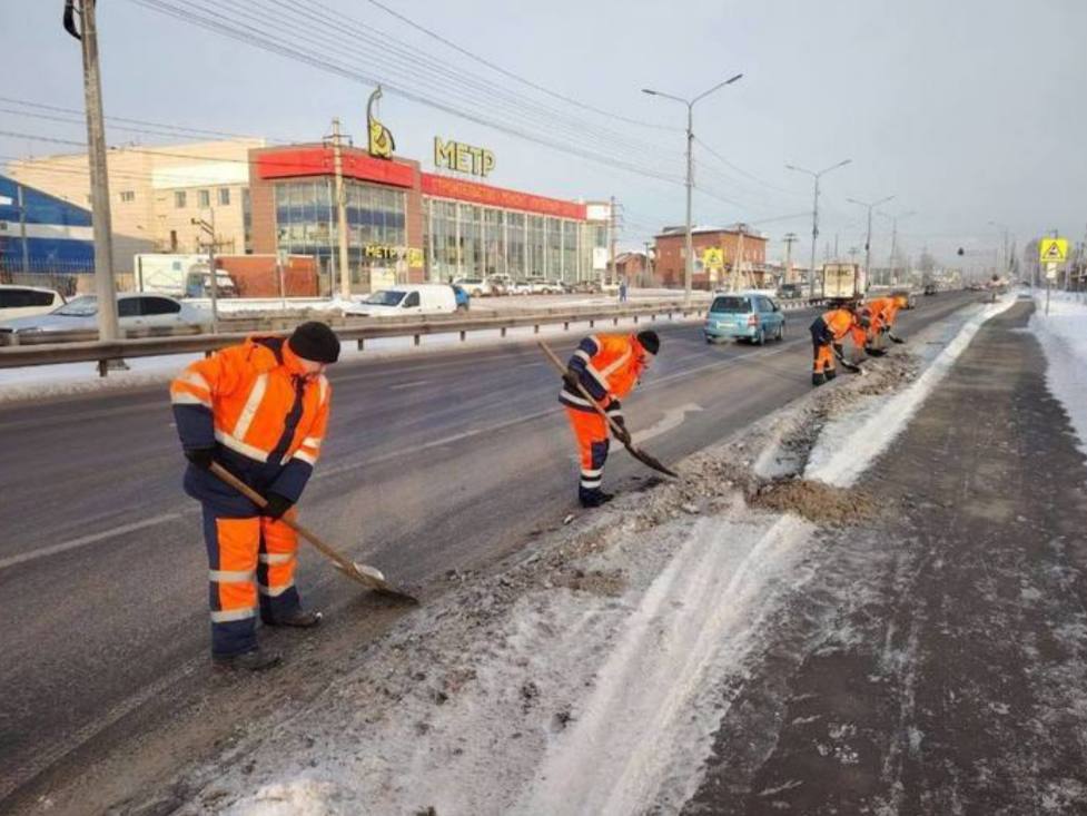 В Иркутске продолжается очистка остановок общественного транспорта по поручению мэра Руслана Болотова.   Уборка проводится ежедневно, включая остановки на улицах Карла Либкнехта, Марата и Свердлова. Работы начинаются рано утром и включают очистку заездных карманов, тротуаров и лестниц, с использованием специальной техники при необходимости.   Комплексные работы охватили также улицы Партизанскую, Александра Невского и Лыткина. С начала недели вывезено около 3 тысяч тонн снега. Расчистка тротуаров проведена на Верхней Набережной, Цимлянской и Байкальской, а также очищены подходы к мостам и путепроводам.   Уборка парков и скверов контролируется МКУ «Городская среда», а на придомовых территориях работают управляющие компании.    Хотите чем-то поделиться? Присылайте фото и видео нам   Лучшее опубликуем!