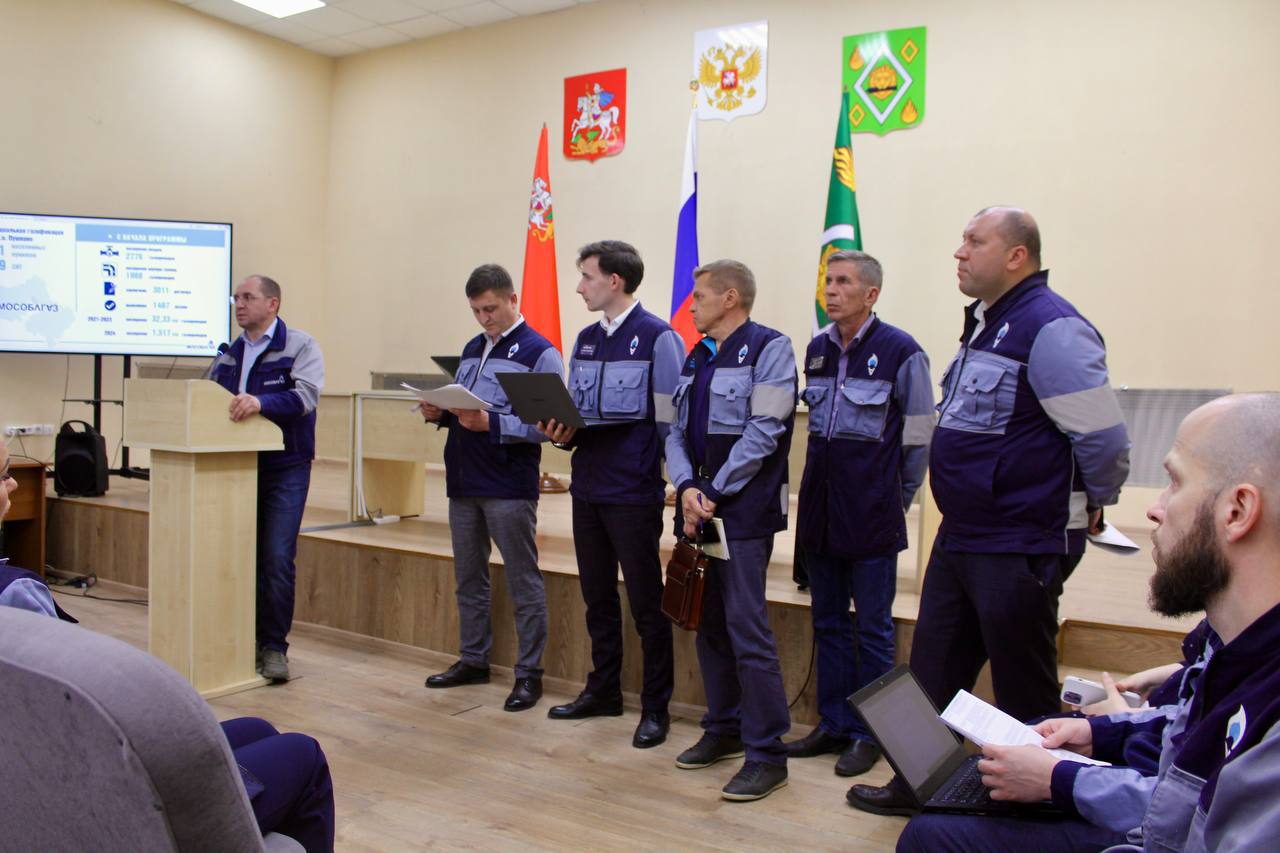 Заместитель генерального директора Олег Тараненко провёл встречу в формате выездной администрации в городе Пушкино Лидировали вопросы по подключению газа в СНТ Пушкинского округа, а также в населённых пунктах Мураново, Ивантеевка, Софрино, Ельдигино. Олег Тараненко обозначил все сроки газификации по озвученным жителями населённым пунктам. Все просьбы и вопросы пушкинцев взяты на контроль. Главное на сегодня по газификации округа: 2 7 7 6 построено вводов до границ участков жителей 1 9 8 8 построено газопроводов внутри границ участков жителей 3 0 1 1 договоров заключено по догазификации 1 4 6 7 пусков газа выполнено Президентскому проекту 3 4 километра построено новых распределительных газопроводов с начала действия программы. 1 2 3 Если вы хотите организовать встречу в вашем городском округе, напишите об этом на электронную почту vopros .ru. #мособлгаз #социальнаягазификация #пушкинскийгородскойокруг #выезднаяадминистрация