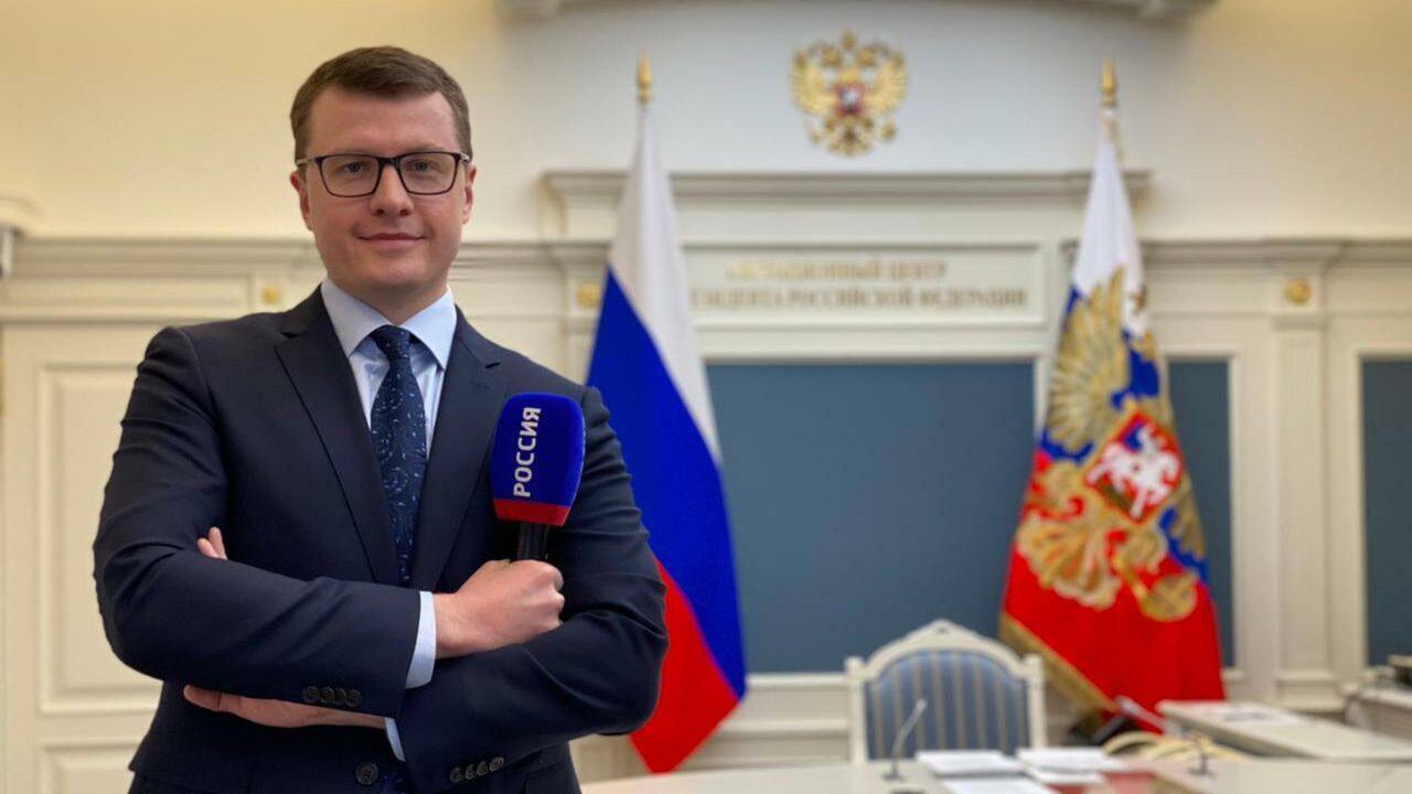 Фильм «Россия. Кремль. Путин. 25 лет» стал самой рейтинговой документальной картиной за последние 5 лет, — похвастался один из авторов проекта главный пропагандист по интервью с Путиным Зарубин Он отметил, что в эфире телеканалов «Россия 1» и «Россия 24» фильм смотрели более 16 млн человек, что считается около 10% населения России. Гуд Афтенун Новости