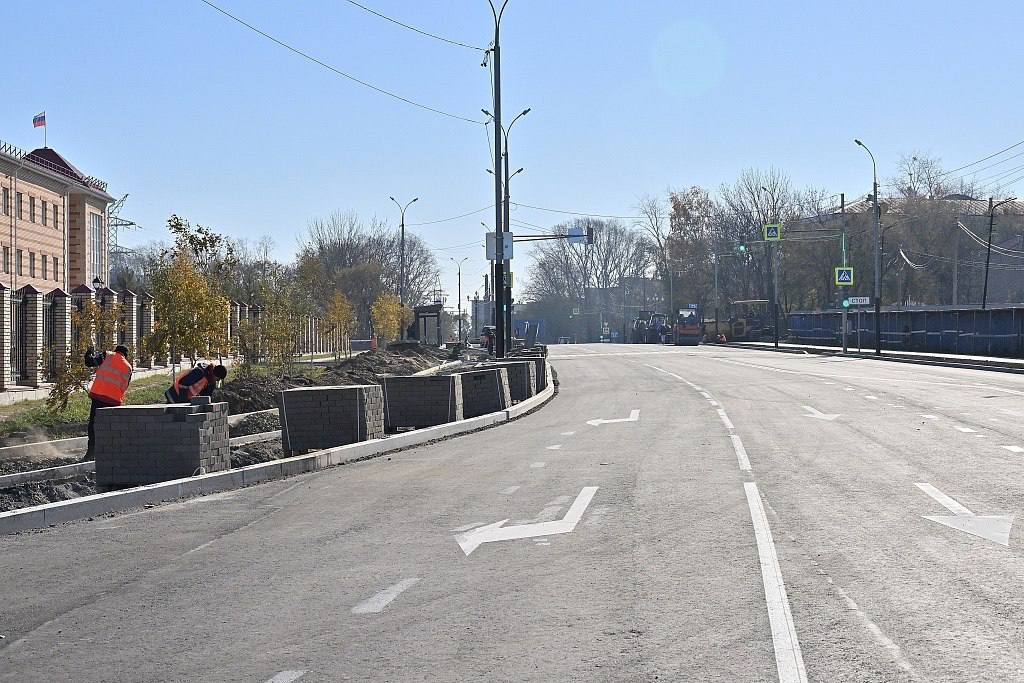 Движение открыто Краснодарская улица в Хабаровске после 5 месяцев ремонта Спустя долгие 5 месяцев ремонтных работ улица Краснодарская снова открыта для движения Обновленный участок стал шире появились дополнительные полосы и установлены новые светофоры Новая схема движения призвана значительно разгрузить поворот с улицы Карла Маркса в направлении Демьяна Бедного Это должно облегчить передвижение и сократить пробки Кстати Хабаровск