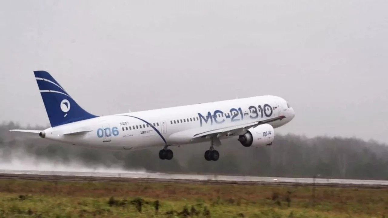 Каждый второй самолет в российских авиакомпаниях должен быть отечественного производства Доля самолетов отечественного производства в парке российских авиаперевозчиков 2030 год 50 следует из документов правительства которые изучило РИА Новости Сейчас в парках отечественных авиакомпаний 19 самолетов российского производства к 2028 году этот показатель должен достигнуть 30 а к 2030 году 50 В январе 2024 года премьер министр РФ Михаил Мишустин сообщал что более 600 полностью российских лайнеров должно быть построено за следующие шесть лет Основу парка российских авиакомпаний составят самолеты SSJ New МС 21 310 Ил 114 300 Ту 214 и Ил 96 300 Подписаться на PRO transport