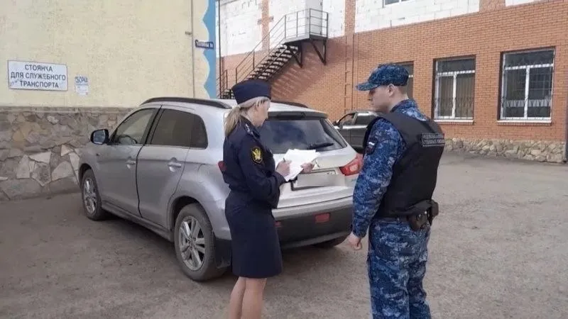 Оренбурженка может лишиться машины за долг в 160 тыс рублей за вывоз мусора Жительница Бузулука накопившая 160 тыс рублей долгов за вывоз мусора может лишиться внедорожника Должница индивидуальный предприниматель Она подписала договор на вывоз мусора но услугу не оплачивала Несмотря на многочисленные предупреждения судебных приставов Бузулукского городского отделения всячески уклонялась от исполнения обязательств Сотрудниками ведомствами наложен запрет на регистрационные действия в отношении транспортного средства Mitsubishi Outlander и составлен акт описи ареста Если в ближайшее время предпринимательница не погасит долг автомобиль продадут на торгах средства пойдут на погашение задолженности ВЕСТИ ОРЕНБУРЖЬЯ в telegram в MAX ВКонтакте