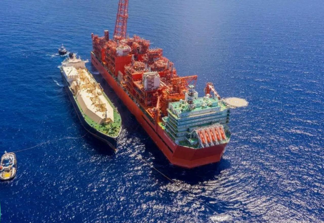 Итальянская Eni с партнёрами достигли окончательного инвестиционного решения по разработке проекта Coral North на глубоководном шельфе Кабу Делгаду к северу от Мозамбика Радикалы и перенасыщение рынка СПГ не пугают Coral North второй проект Eni в Мозамбике и второй в мире проект по добыче газа на сверхглубоких водах с использованием плавучего завода по производству СПГ FLNG Первый проект Coral South находится в эксплуатации с 2022 года Доли в проекте Eni 50 CNPC 20 Kogas 10 ENH 10 и дочерней компанией ADNOC XRG 10 Отмечается что благодаря мощности по сжижению газа в 3 6 млн тонн в год новый проект Coral North FLNG в сочетании с предыдущим проектом Coral South позволит увеличить общий объём производства СПГ в Мозамбике до более чем 7 млн тонн в год Есть еще проект TotalEnergies который предусматривает строительство двух линий СПГ общей производительностью 13 12 млн тонн в год