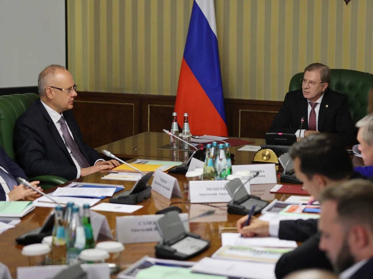 Вице премьер Виталий Савельев провел заседание оргкомитета по подготовке и проведению первого Международного транспортно логистического форума Форум пройдет весной 2026 года в Санкт Петербурге Он станет крупнейшим отраслевым мероприятием в России и даст возможность выстроить открытый конструктивный и взаимовыгодный диалог между государством бизнесом и зарубежными партнерами В дальнейшем форум планируется проводить ежегодно В центре внимания будет обсуждение вопросов глобальной связанности и развития международных транспортных коридоров включая МТК Север Юг укрепления интеграционных связей в рамках международных экономических союзов и объединений таких как Союзное государство ЕАЭС СНГ ШОС БРИКС PROtransport