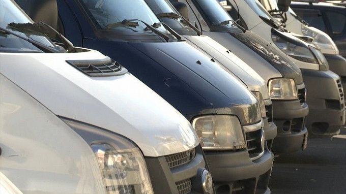 Улан Удэ упомянули в рейтинге транспортных систем Общественник Илья Зотов опубликовал данные по городам за 2025 год Оценка основана на соответствии критериям качества составленных для городов Народный стандарт транспорта Москвы и Санкт Петербурга в нем нет Так в тройку лидеров в списке лучших по работе транспорта и инфраструктуре вошли Пермь Челябинск и Нижний Новгород Ближайших соседей Иркутск и Читу тоже упомянули но в числе отстающих 3 и 9 место соответственно Улан Удэ находится на 6 строчке среди тех кто догоняет лидеров или сделал задел ранее но покинул ТОП Данным рейтингом призываю обратить пристальное внимание всех профильных ведомств на эти города показывающие низкие результаты для оказания им всесторонней поддержки поскольку жители всей страны заслуживают доступный и комфортный транспорт Также важно отметить лучших чтобы туда ехали эксперты и чиновники для обмена лучшими практиками отметил активист Канал Ариг Ус в MAX