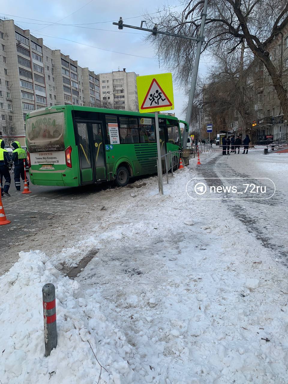 На Холодильной — Малыгина в ДТП попал маршрут № 6. Транспорт врезался в опору камеры фотофиксации. Предварительно, травмы получили семь пассажиров.  На месте ДТП работают медработники и сотрудники ГАИ.  Движение может быть затруднено. Постарайтесь объезжать этот район стороной, — предупредили в ведомстве.  Фото с места аварии прислали наши читатели. Судя по снимкам, ДТП произошло еще ранним утром.