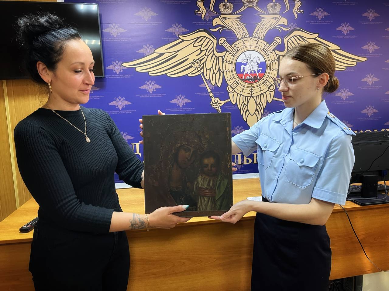 Нязепетровские полицейские вернули владелице старинную икону, похищенную из ее дома   ‍ Ранее в дежурную часть территориального органа поступало сообщение о краже данной святыни. Тогда на месте происшествия оперативники и следователи провели комплекс необходимых мероприятий. По факту произошедшего было возбуждено уголовное дело по пункту «а» части 3 статьи 158 УК РФ. Стоимость похищенного   оценивалась в 150 тысяч рублей.   ‍  В результате принятых мер полицейские вышли на подозреваемого по горячим следам. 32-летний мужчина признался в содеянном и сообщил, что передал икону скупщику. Вскоре оперативники уголовного розыска установили, где находится реликвия. Восьмого июля икону Казанской Божьей Матери изъяли у покупателя краденого.   Для определения ценности имущества назначалась искусствоведческая экспертиза. Специалисты подтвердили, что икона представляет собой культурную ценность, имеющую особое художественное значение. В связи с этим действия злоумышленника были переквалифицированы на ч. 1 ст. 164 УК РФ  Хищение предметов, имеющих особую ценность .    После завершения всех процессуальных действий святыню вернули потерпевшей.     #мвд74 #полиция74 #нязепетровск #челябинскаяобласть