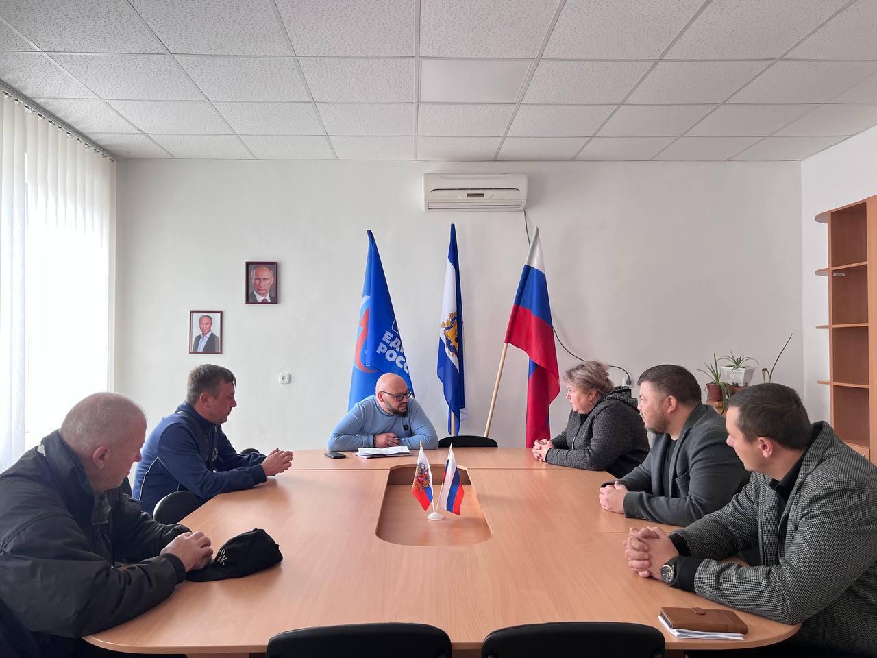 Состоялась рабочая встреча омбудсмена по правам человека по Херсонской области с главой Великолепетихского МО Омбудсмен по правам человека по Херсонской области Сергей Георгиев провел рабочую встречу с главой Великолепетихского округа Ольгой Барановской начальником территориального отдела села Рубановка Виктором Марченко и представителями районной администрации В совещании принял участие исполняющий обязанности главного врача областного территориального центра экстренной медицинской помощи и медицины катастроф Александр Мидикари Детально обсудили темы которые сегодня больше всего волнуют местных жителей Великолепетихский муниципальный округ находится в непосредственной близости к линии боевого соприкосновения что создает особые условия для работы Особенно в вопросах оказания медицинской помощи Один из важных вопросов обеспечение сферы медицины квалифицированными кадрами Есть интересная инициатива организовать возможность целевого обучения выпускников школ Великолепетихского округа Это позволит не только подготовить специалистов для территории но и дать перспективную профессию нашей молодежи Прорабатываем варианты реализации идеи Есть в районе проблема с доступом к нотариальным услугам вопрос сложный и находится на контроле у губернатора региона Обсудили с руководством округа аспекты социальной поддержки маломобильных граждан живущих в прифронтовых населенных пунктах