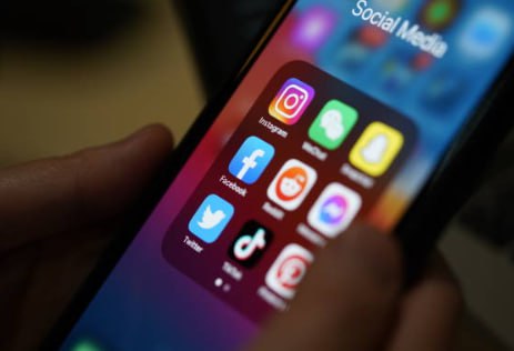 В Алматы блогер устроил опасный перформанс ради прямого эфира в TikTok В Алматы во время прямой трансляции в TikTok блогер инсценировал собственное захоронение Молодого человека закопали в землю после чего он вёл эфир обращаясь к зрителям Подробнее anhor uz news in almaty a blogger staged a dangerous performance anhoruz Новости события мнения Мобильное приложение IOS Android