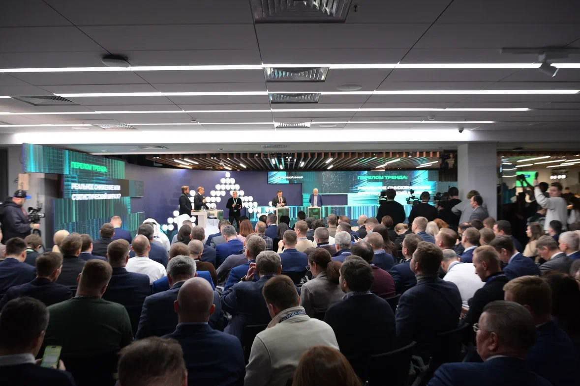 В Екатеринбурге стартовал Уральский форум Кибербезопасность в финансах Одной из первых стала сессия Сбера посвящённая системным мерам противодействия цифровым преступлениям Сессию модерирует Владимир Соловьёв в дискуссии участвуют зампред правления Сбера Станислав Кузнецов глава комитета Госдумы по финрынку Анатолий Аксаков журналист Алексей Лексус Столяров и председатель Банка ПСБ Пётр Фрадков зал полный banksta