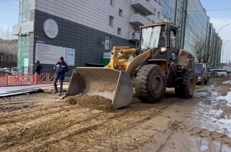 В центре Улан-Удэ заделывают провал, куда угодили машины  В Улан-Удэ на улице Смолина работники ООО «Инжстрой-Инновации» заделывают провал, который образовался там после ремонта водопровода. «Ранее здесь был проложен водопровод. После зимы пошла оттепель, вода промывает обратную засыпку», - объяснил причину образования провала представитель организации. #Бурятия  Подробности в «Номер один»       Сообщить нам свою новость можно по кнопке:       Письмо в редакцию