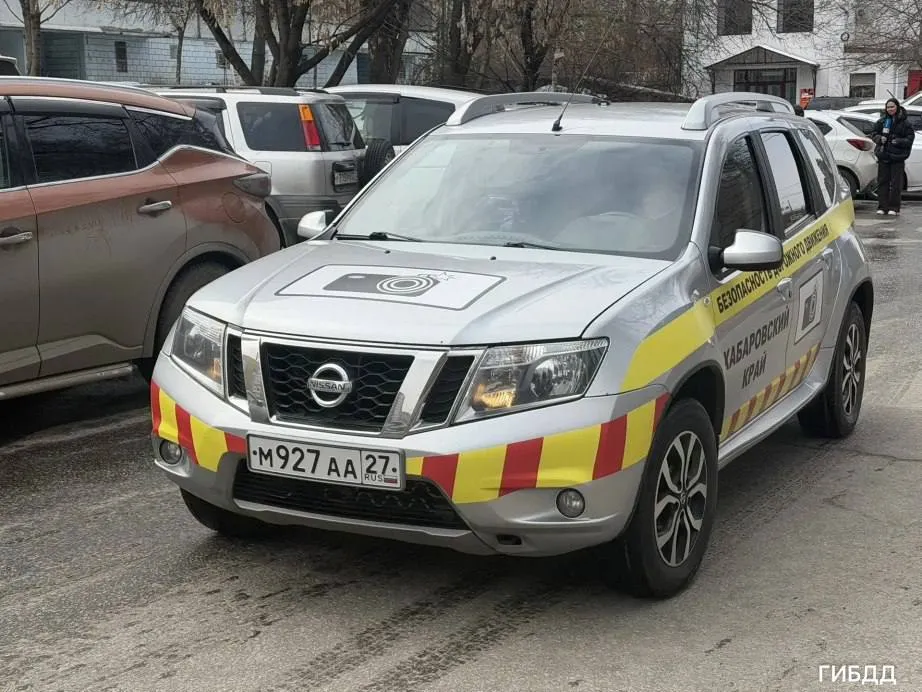 В Хабаровске начал работать автоматический комплекс фиксации нарушений парковки Кордон про М Устройство установлено на специальном автомобиле По данным ГИБДД за время его работы количество штрафов в центре города снизилось в десять раз Комплекс сканирует зоны с запретом остановки и стоянки Если машина стоит дольше пяти минут система фиксирует нарушение и передаёт данные в Госавтоинспекцию Сумма штрафа составляет 2250 рублей При повторном нарушении автомобиль могут эвакуировать а все расходы лягут на владельца Пока в городе работает только один такой комплекс но в планах расширить маршруты в том числе на пригородные зоны Кстати Хабаровск