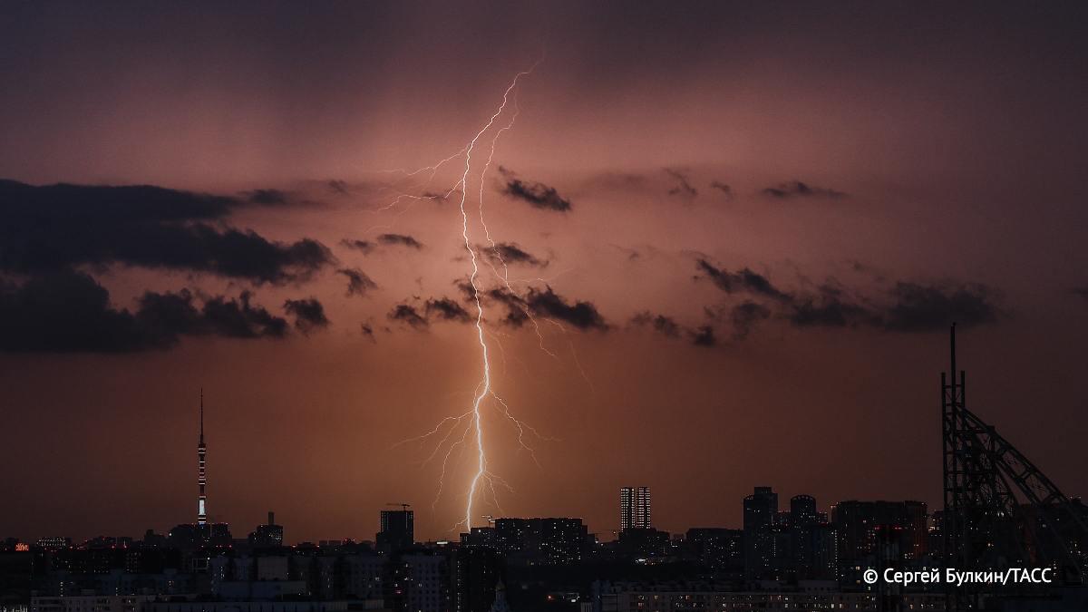 Первая и она же последняя гроза мая может прогреметь в Москве 31 мая. Об этом сообщили ТАСС в Гидрометцентре РФ. / Москва