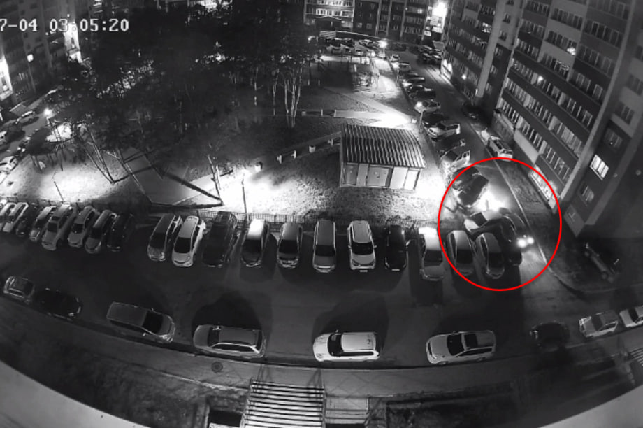 В прокуратуре города расставили все точки над «и» в деле двух юных петропавловских любительниц ночной жизни, передаёт «Камчатка Сегодня». По данным следствия, в июле этого года девушки согласились на предложение знакомого прокатиться на его «Тойоте Марк Икс». Ночное путешествие, увы, не задалось с самого начала. Когда владелец машины отлучился за зарядным устройством, девушки решили, что смогут покататься по двору. Но, что-то пошло не по плану. В результате «ночные гонщицы» умудрились повредить три припаркованные машины. Испугавшись последствий, они вернули авто на место, но владелец сразу заметил «пиджак» на своём авто. Обвиняемые признали свою вину, выразили искреннее раскаяние и компенсировали причинённый ущерб. Девушка, которая повредила автомобили, уточнила, что не имеет навыков вождения. Теперь дело передано в Петропавловск-Камчатский городской суд, где девушкам предстоит выслушать приговор.