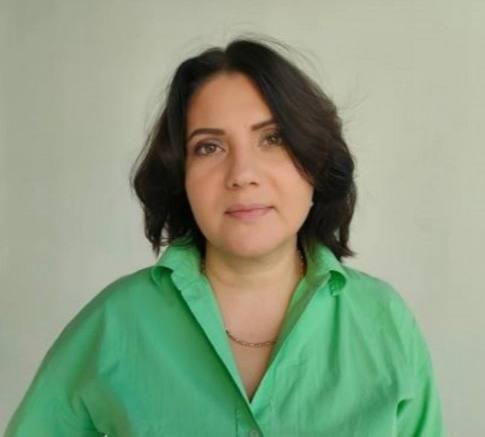 Во Владивостоке политик оштрафована на 2 млн рублей за пост о Второй мировой Приморский краевой суд признал Марину Железнякову виновной в реабилитации нацизма п в ч 2 ст 354 1 УК РФ Коллегия присяжных посчитала её заслуживающей снисхождения Суд назначил наказание в виде штрафа 2 000 000 рублей с рассрочкой по 50 000 в месяц на 40 месяцев Следствие установило что 9 мая 2021 года Железнякова опубликовала пост с ложными сведениями о роли СССР во Второй Мировой войне В посте Железнякова обвиняла коммунистов и тоталитарный строй в развязывание войны Суд признал публикацию формой реабилитации нацизма На её автомобиль сохранён арест а мобильный телефон возвращён Реклама Подписывайтесь на NEWSVL