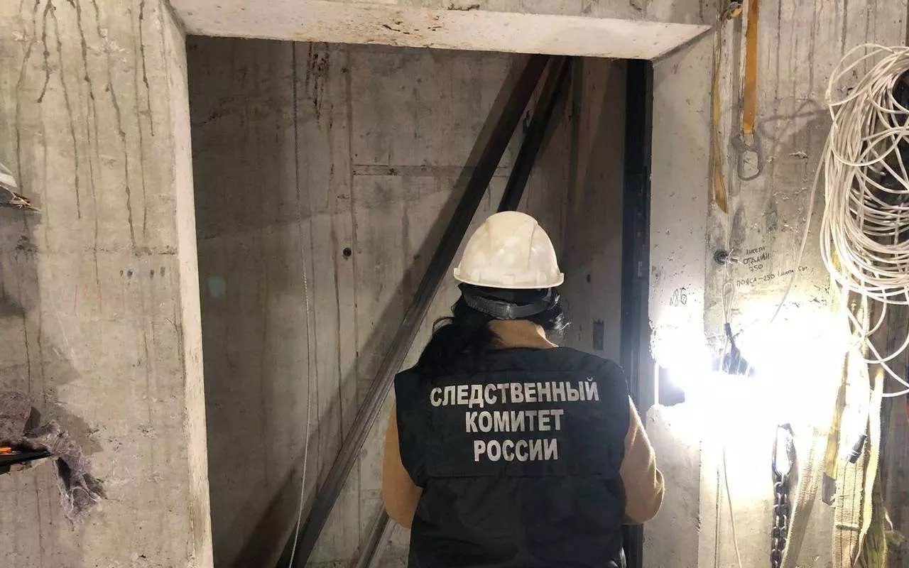 Завершено расследование группового несчастного случая произошедшего при монтаже лифта в Воронеже ℹ В октябре 2024 мы писали что на строительном объекте ЖК Новый современник по адресу ул Донбасская 19 при монтаже лифтового оборудования произошло падение с высоты 18 этажа троих мужчин работников ООО ВОРОНЕЖЛИФТМОНТАЖ 32 летний 33 летний и 41 летний монтажники электрических подъёмников Должностными лицами Гострудинспекции установлено что несчастный случай произошёл из за неудовлетворительной организации производства работ выразившейся в необеспечении безопасного производства работ по монтажу лифтового оборудования а именно в допуске к проведению монтажных работ лифтового оборудования без осуществления приёмки строительной части шахты с лифтов в допуске к проведению монтажных работ лифтового оборудования с использованием не прошедших испытания грузоподъёмных анкерных устройств монтажных крюков в проведении монтажных работ лифтового оборудования при отсутствии контроля за соблюдением технологии монтажа лифтового оборудования неправильный монтаж конструкции подвижной платформы отсутствие боковых панелей отсутствии крыши кабины неправильная установка грузолюдской лебёдки вместо надёжного крепления к верхней балки кабины лебёдка была закреплена к самодельной конструкции неправильный монтаж направляющих лифта подача направляющих вручную нахождение на подвижной платформе более двух человек не оснащение подвижной платформы двумя независимыми устройствами защиты от падения использовании монтажниками оборудования лебёдки и ловителя не соответствующих обязательным требованиям без соответствующей эксплуатационной документации Также сопутствующими причинами было непроведении целевого инструктажа перед началом работ неприменение работниками средств индивидуальной защиты в том числе вследствие необеспеченности ими работодателем выразившееся в выполнении работниками монтажных работ на высоте без средств защиты от падения с высоты непроведение обучения и проверки знаний охраны труда и так далее прокомментировал заместитель руководителя Государственной инспекции труда в Воронежской области Александра Бородихин Материалы дела были направлены в ОСФР по Воронежской области для назначения соответствующих страховых выплат родственникам пострадавших и направлены в следственный комитет для рассмотрения вопроса о возбуждении уголовного дела Напомним следком по данному факту возбудил уголовное дело о нарушении правил безопасности во время строительных работ ч 3 ст 216 УК РФ Максимальная санкция по указанной статье предусматривает наказание в виде лишения свободы на срок до семи лет Блог Инженера для людей СУОТ Услуги