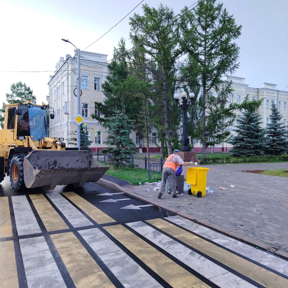 После масштабных праздничных гуляний на центральных улицах города навели порядок. С раннего утра службы благоустройства и рабочие всех дорожно-эксплуатационных участков УДХБ убирали праздничные локации, вывозили мусор и восстанавливали газон. По итогу на улицах Ленина, Красный Путь и Соборной площади собрано почти 60 кубометров мусора. Подписаться \ Прислать новость