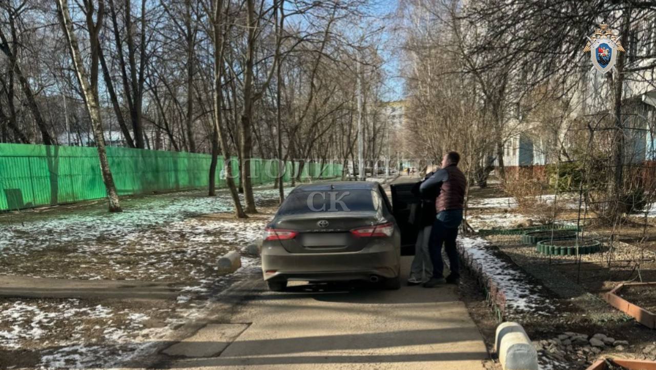 Москвич избил и похитил бывшую жену, а затем увез в неизвестном направлении, но произойти страшному помешали полицейские.   Очевидец заметил, как на улице Декабристов мужчина ссорится с женщиной, бьет ее и насильно сажает в машину, после чего срывается с места происшествия. Бдительный гражданин обратился в полицию, сотрудникам ГАИ удалось на Люблинской улице остановить авто и задержать похитителя, которым оказался 35-летний ранее неоднократно судимый житель столицы, а по совместительству – бывший муж жертвы.  Женщину после освобождения отправили в больницу, а мотивы ее экс-супруга теперь будут выяснять следователи в рамках уголовного дела.    «Москва»