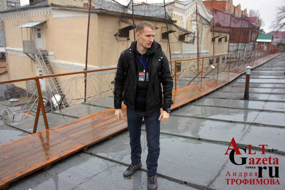Правительство России постановило создать дополнительные места в СИЗО за 359 млрд В России необходимо создать дополнительные места в следственных изоляторах из за превышения лимита в некоторых регионах за последние пять лет Это следует из постановления правительства опубликованного на портале правовой информации Для решения этой проблемы срок действия федеральной программы Развитие уголовно исполнительной системы продлен с 2030 до 2035 года Финансирование увеличено более чем в три раза с 105 млрд до 359 2 млрд руб Это позволит расширить инфраструктуру и создать новые места для содержания подозреваемых и обвиняемых Подпишись на Трофимова Сообщить новость сюда По рекламе сюда