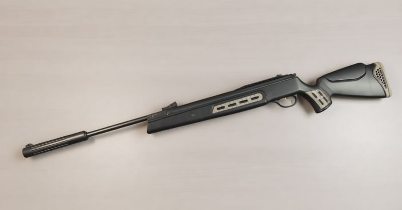 Амурчанин модернизировал ружье и пошел под суд В августе 2025 года в полицию поступило сообщение о наличии оружия у 46 летнего амурчанина Установлено что месяцем ранее мужчина купил в магазине пневматическую винтовку турецкого производства калибром 4 5 мм с дульной энергией не более 3 0 Дж Амурчанин решил модернизировать винтовку т к при испытании остался недоволен мощностью выстрела Посмотрев в Сети инструкцию мужчина установил деталь на место заводского устройства чем внес изменения в тактико технические характеристики своего ружья Когда же стражи порядка изъяли винтовку и направили на баллистическую экспертизу Кулибину пришлось дать объяснение По результатам исследования установлено что после доработки мощность дульной энергии пневматической винтовки стала составлять 24 7 Дж Расследование дела окончено материалы переданы в суд Фото mvd 28 amur Portal2x2 Реклама