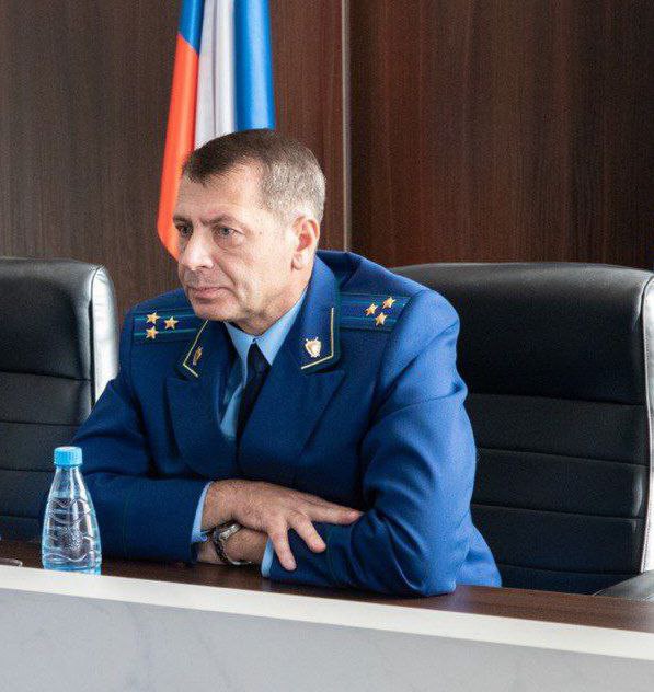 В Тюмени создана прокуратура Восточного административного округа. Как мы писали раньше, это вполне логичное решение в условиях, с одной стороны, расширения города а, с другой стороны, факта создания Следственного отдела по Восточному АО СУ СКР по Тюменской области. С приставкой и.о. новую прокуратуру возглавил бывший прокурор г. Тюмени Владимир Бондарчук. Напомним, ранее городская прокуратура была расформирована по решению Генеральной Прокуратуры РФ. Для Бондарчука это явное понижение в должности, в связи с чем он активно ищет варианты по переходу в прокуратуру Тюменской области. Посмотрим, поддержит ли его безосновательное стремление прокурор региона Александр Попов, особенно с учётом тех нюансов "деятельности" Бондарчука, которыми он прославился на посту городского прокурора. Наблюдаем. И да, прокуратура Восточного АО расположилась по адресу г. Тюмень, ул. Ялуторовская, 42а, где потеснила прокуратуры Калининского и Центрального АО г. Тюмени, а также Тюменскую межрайонную природоохранную прокуратуру.